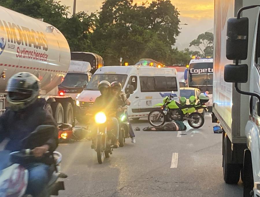 Accidente en la Avenida Paralela por el puente de la Madre Laura. FOTO: EL COLOMBIANO