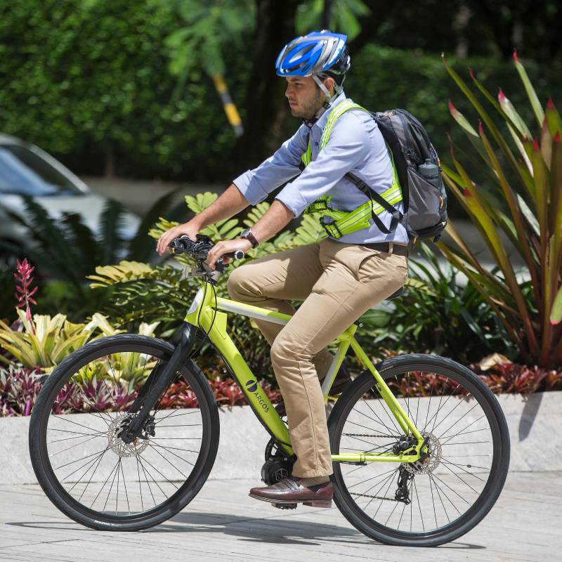Colombia ya tenía avances en incentivos para la bicicleta —como los parqueaderos obligatorios en empresas o las deducciones en el impuesto de renta por programas de movilidad—, pero esta es la primera vez que se consagra un beneficio laboral directo para el trabajador ciclista. FOTO: Manuel Saldarriaga
