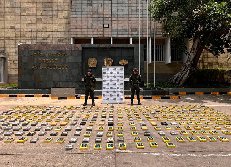 La cocaína que estaba escondida en el contenedor que iba para Francia, estaba empacada en bloques forrados con distintos logos, según el proveedor. FOTO: CORTESÍA DE LA POLICÍA.