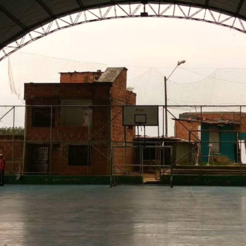 En esta cancha de microfútbol del barrio El Compromiso, ocurrió el altercado que dejó a un menor de 13 años lesionado. FOTO: Tomada de Google Maps