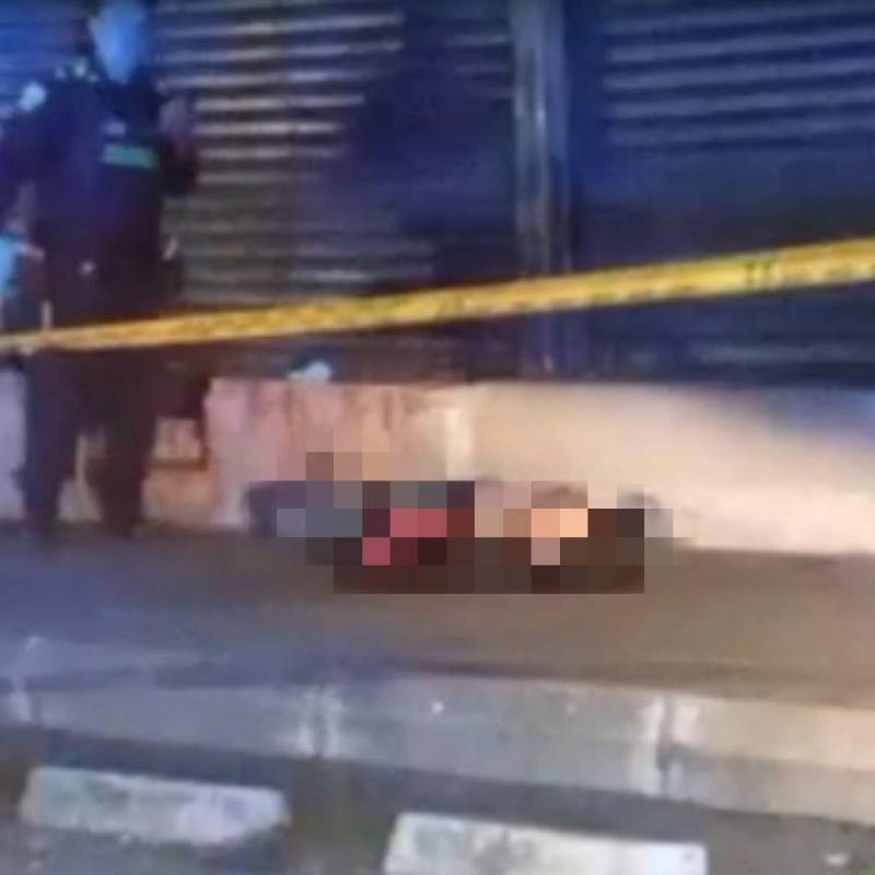 Al lado de un establecimiento comercial quedó el cuerpo sin vida del señalado delincuente muerto por quien iba a ser víctima del intento de hurto. FOTO: Cortesía