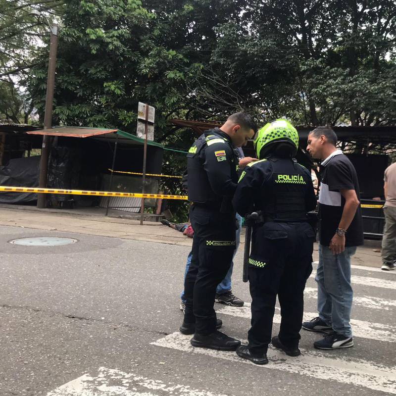 Al lado de este taxi quedó el cuerpo sin vida de Luis Ithamar Murillo López, de 57 años. Había tomado una carrera después de abandonar el acopio de la Terminal del Norte antes de su asesinato. FOTO: CORTESÍA