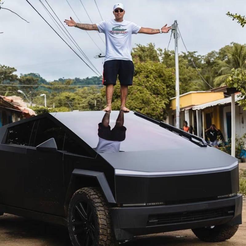Investigan al papá de ’Stunt’, el influencer de la Cybertruck, por narcotráfico y lavado de activos
