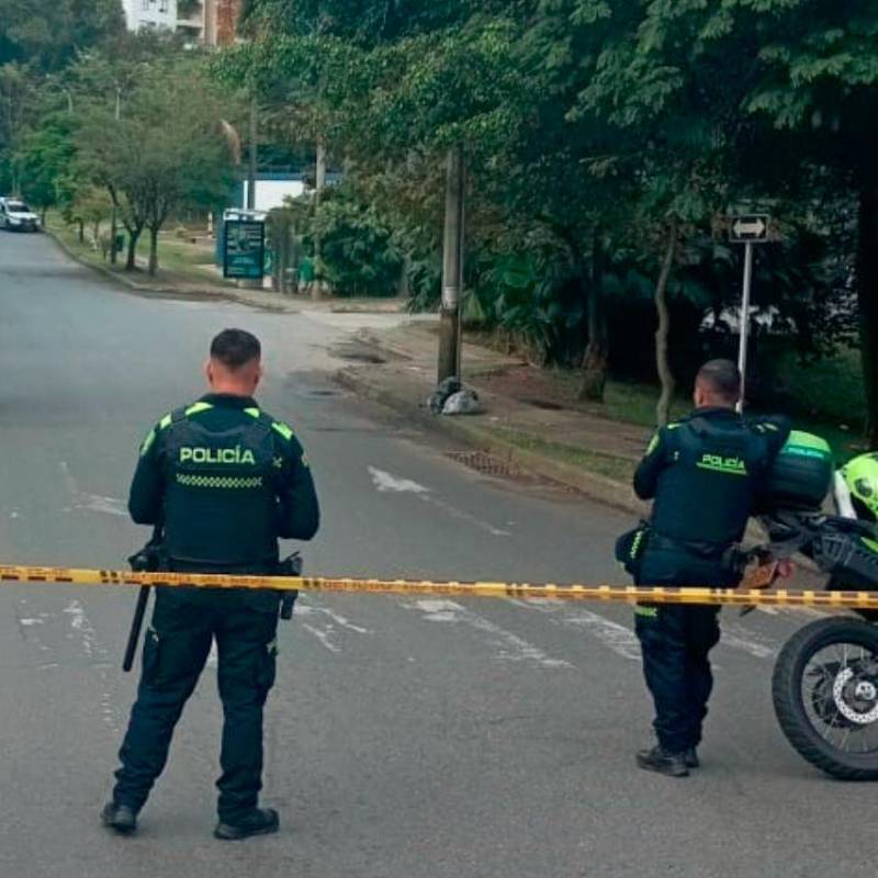 Las autoridades cerraron la vía por cerca de 45 minutos, mientras comprobaban el contenido de la maleta que dejaron abandonada en la Loma de los Bernal. FOTO: Cortesía