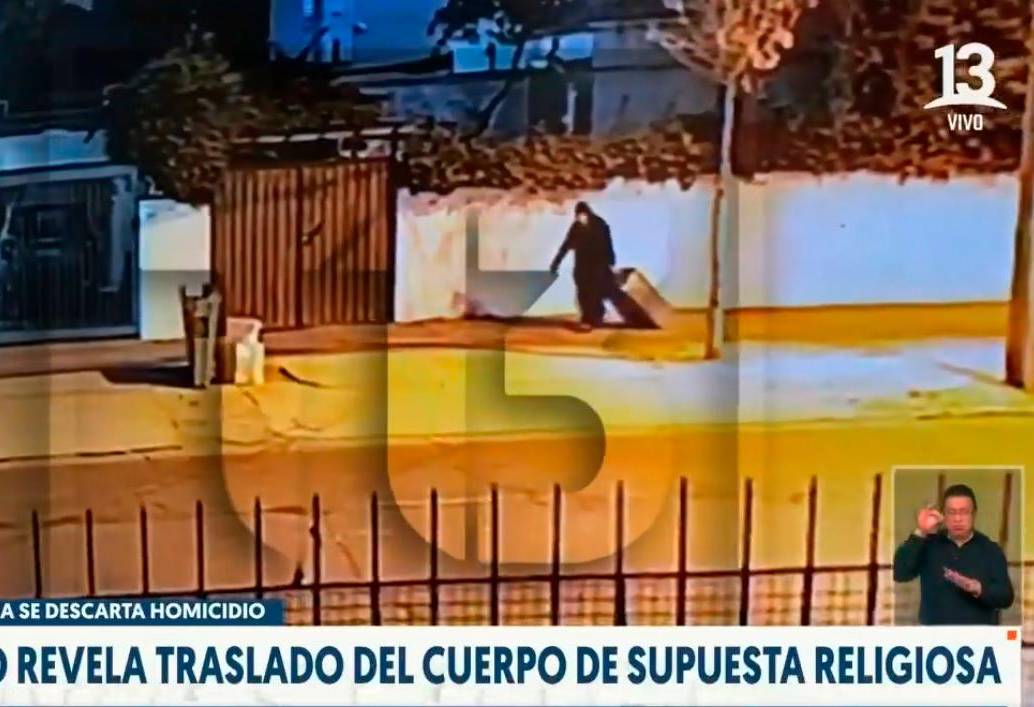 Una cámara captó el momento en el que la monja transportaba la maleta con los restos humanos. FOTO: VIDEO CORTESÍA DE CANAL 13 DE CHILE.