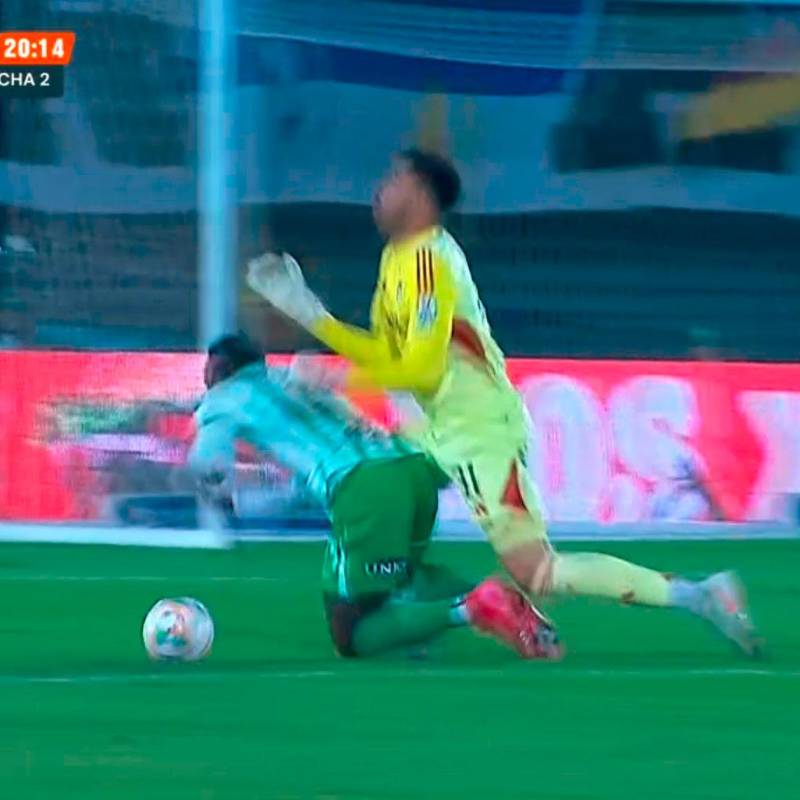 La imagen del penalti de Álvaro Montero sobre Kevin Viveros que el VAR decidió no sancionar, una de las jugadas que beneficiaron a Millonarios en los cuadrangulares. FOTO PANTALLAZO TOMADO DE LA TRANSMISIÓN DE WIN SPORTS +