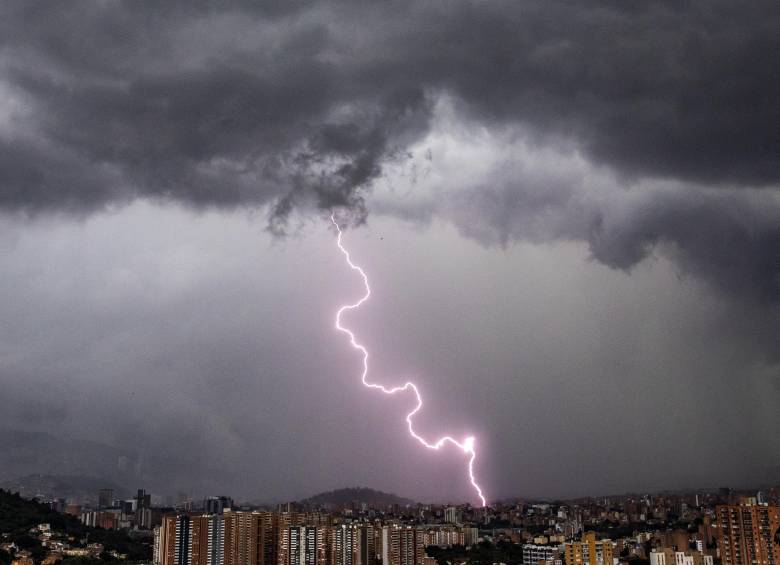 Tormenta eléctrica sobre la ciudad de Medellín en Antioquia. Foto: EL COLOMBIANO