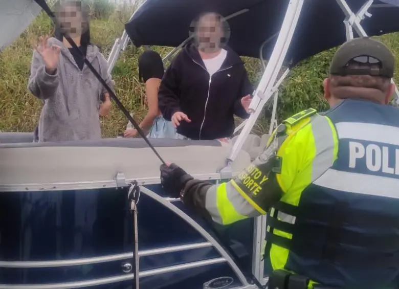 Los turistas que fueron rescatados en el embalse de Guatapé duraron casi un día a la deriva. Foto: Cortesía