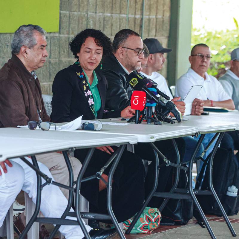 Los voceros de la mesa de paz urbana durante una rueda prensa realizada ayer en la cárcel de Itagüí. FOTO Manuel Saldarriaga