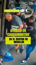 Así es el atraco en ‘cargamontón’ en el centro de Medellín