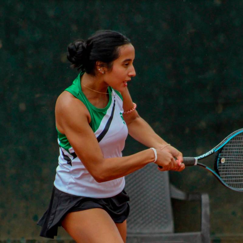 Luciana Acuña Montero, a pesar de su juventud, denota madurez en sus respuestas. Su proceso deportivo, luego de destacarse en el país, ya le exige una competencia mas exigente y esta la tendrá en el tenis universitario de EE. UU. FOTO: Cortesía