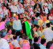 Daniel Quintero interrumpió el foro de la Andi para mostrar una bandera de Palestina y el auditorio en pleno lo sacó gritándole “ladrón, ladrón”.<b> </b>FOTO<b> captura de video</b>