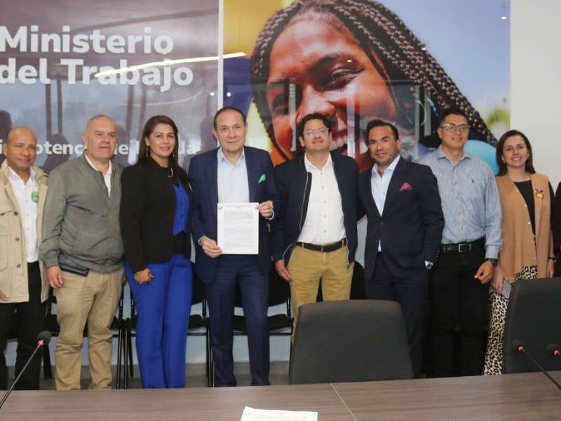 El ministro de Trabajo, Antonio Sanguino, destacó que lograron salvar varios puntos clave para el Gobierno, como los recargos nocturnos, dominicales y festivos. FOTO: Cortesía