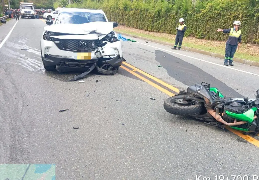 La vía en el sector Fizebad terminó completamente cerrada durante varias horas. FOTO: CORTESÍA POLICÍA La vía en el sector Fizebad terminó completamente cerrada durante varias horas. FOTO: CORTESÍA POLICÍA
