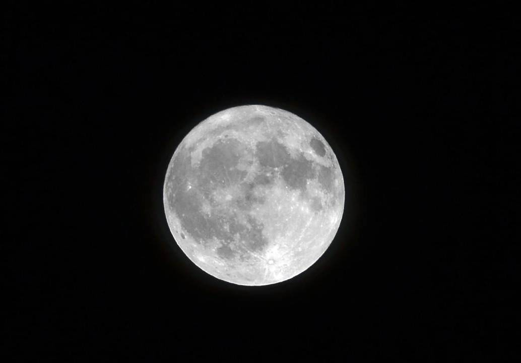 La Luna tiene Helio-3, un elemento interesante para la extracción, según lo explican países como Estados Unidos y China. Foto: Imagen de wirestock en Freepik