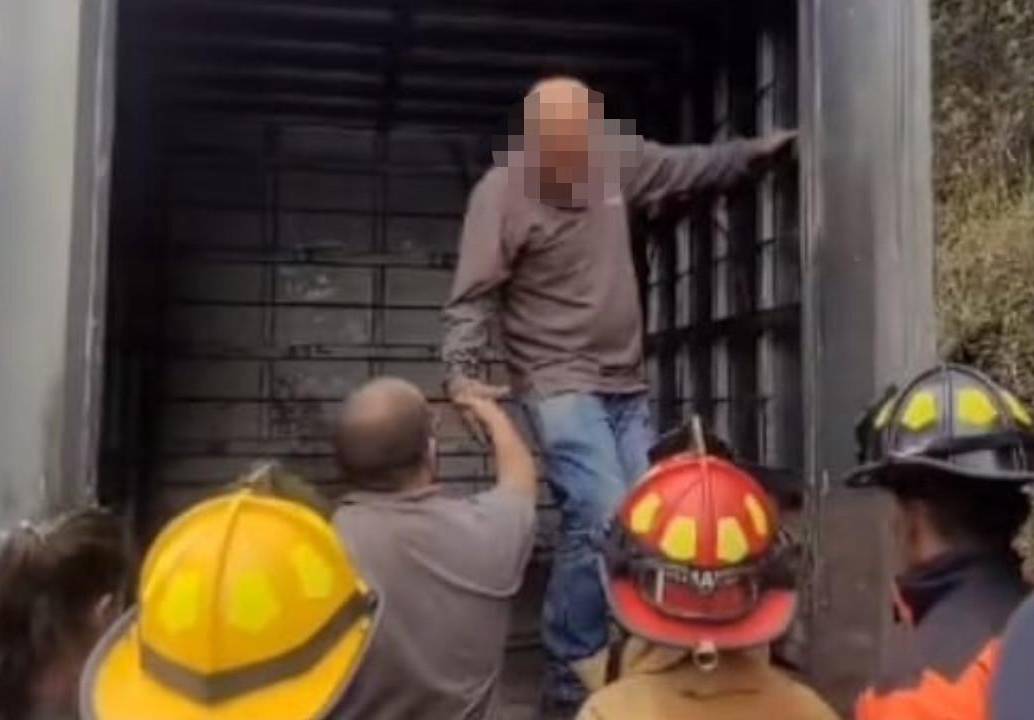 Un hombre fue encerrado dentro de su furgón. FOTO: captura de video