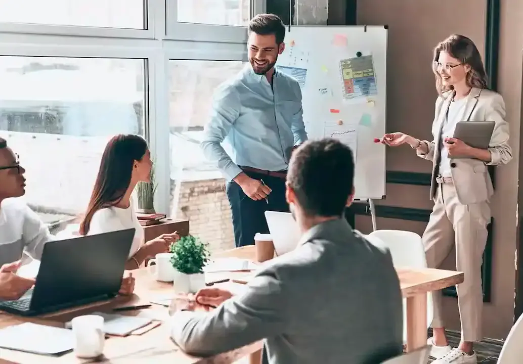 Ventas, servicio al cliente y logística concentran la mayoría de las más de 26.000 ofertas laborales activas en Medellín, según datos de Magneto Empleos. FOTO: GETTY Ventas, servicio al cliente y logística concentran la mayoría de las más de 26.000 ofertas laborales activas en Medellín, según datos de Magneto Empleos. FOTO: GETTY
