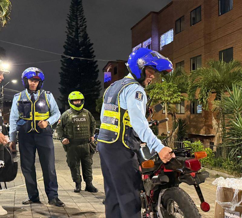 Una moto, sin placas, es inmovilizada por los agentes de Tránsito de la ciudad. FOTO: Cortesía