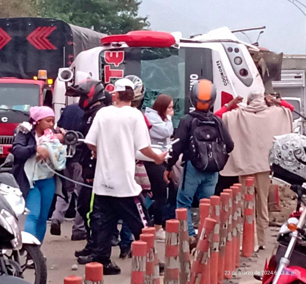 Cuatro personas viajaban en el bus de Coonorte que se volcó en la Autopista Norte a la altura de Copacabana. FOTO: Cortesía Denuncias Antioquia