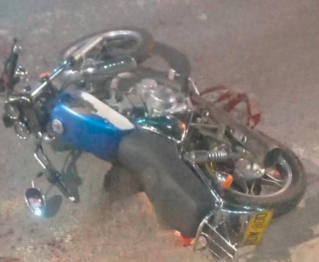 Sobre esta moto dos hombres montaron a Yuri Alejandra Pineda Cabueñas, de 19 años, cuando se bajó de un bus. Luego de hacerlos caer, uno de ellos le propinó 16 puñaladas en todo su cuerpo. FOTO: CORTESÍA DENUNCIAS ANTIOQUIA Sobre esta moto dos hombres montaron a Yuri Alejandra Pineda Cabueñas, de 19 años, cuando se bajó de un bus. Luego de hacerlos caer, uno de ellos le propinó 16 puñaladas en todo su cuerpo. FOTO: CORTESÍA DENUNCIAS ANTIOQUIA
