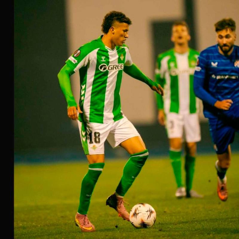 El volante colombiano Nelson Deossa cumplió con un buen partido en la victoria del Real Betis como visitante al Dinamo Zagreb por la Europa League. FOTO TOMADA X @RealBetis