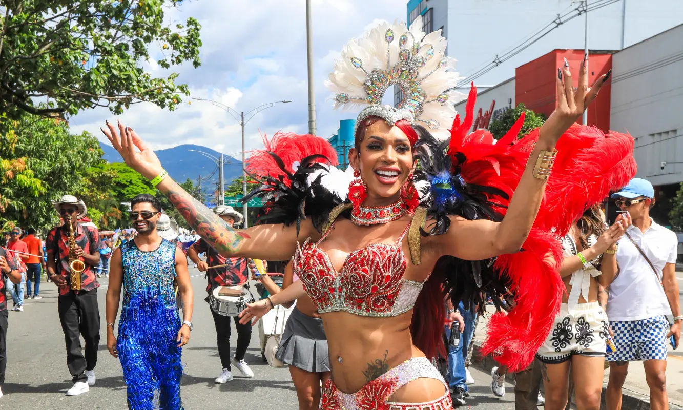 Los cuerpos en movimiento, los colores vibrantes y la creatividad desbordante fueron un testimonio de la riqueza cultural y la resiliencia de la comunidad LGBTIQ+. Foto; Esneyder Gutiérrez 