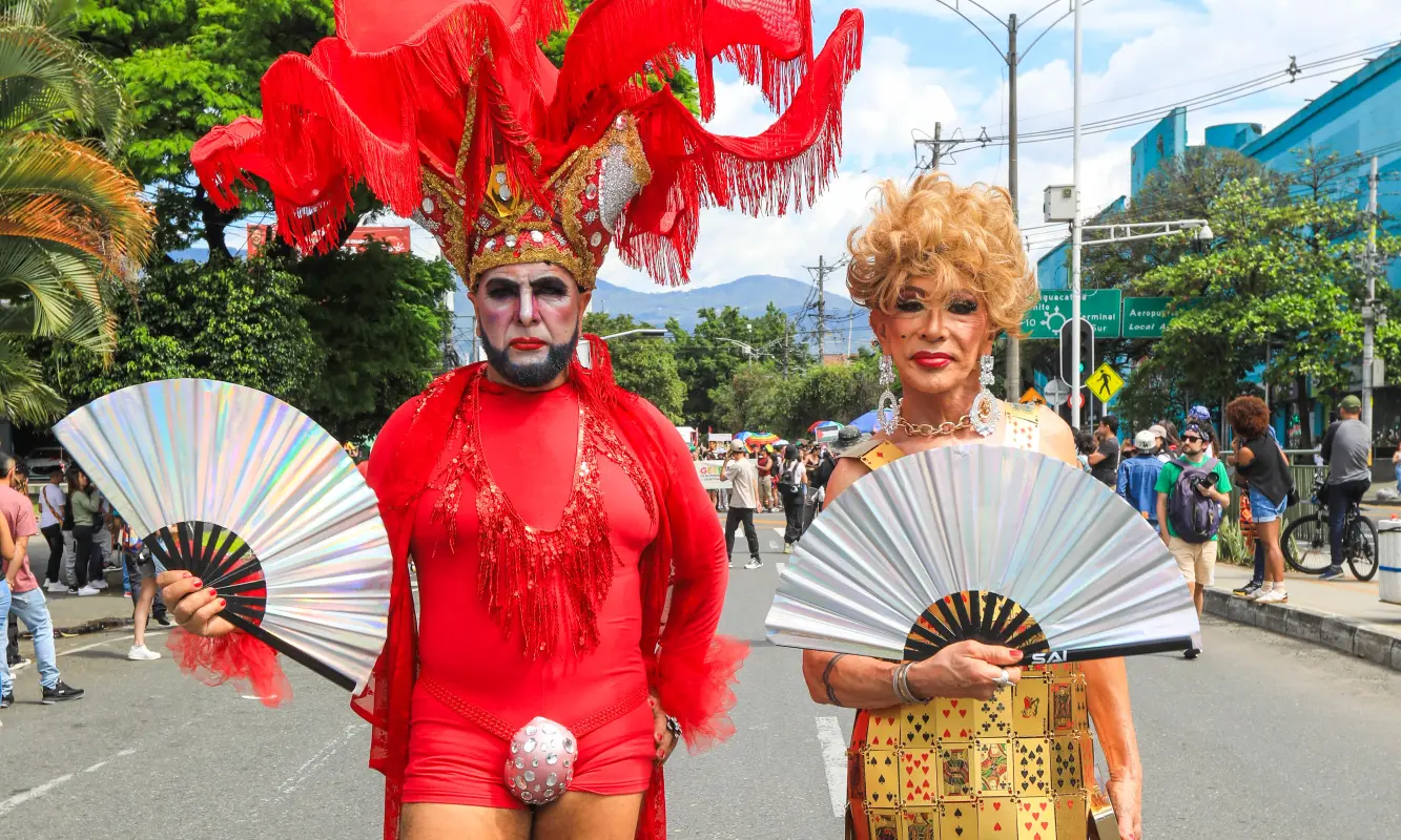 A lo largo del recorrido, la marcha fue mucho más que un simple desfile. Se transformó en una expresión artística y política a través de diversas performances que cautivaron a los espectadores y transmitieron mensajes contundentes. Foto; Esneyder Gutiérrez 