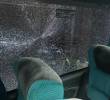 Así quedó uno de los cristales del bus luego del ataque. FOTO: Cortesía