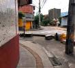 En esta esquina, a un lado de la estación Los Alpes, de metroplús, ocurrió el ataque con cuchillo de dos hombres, que acabó con ambos implicados muertos. FOTO: LAURA ROSA JIMÉNEZ VALENCIA