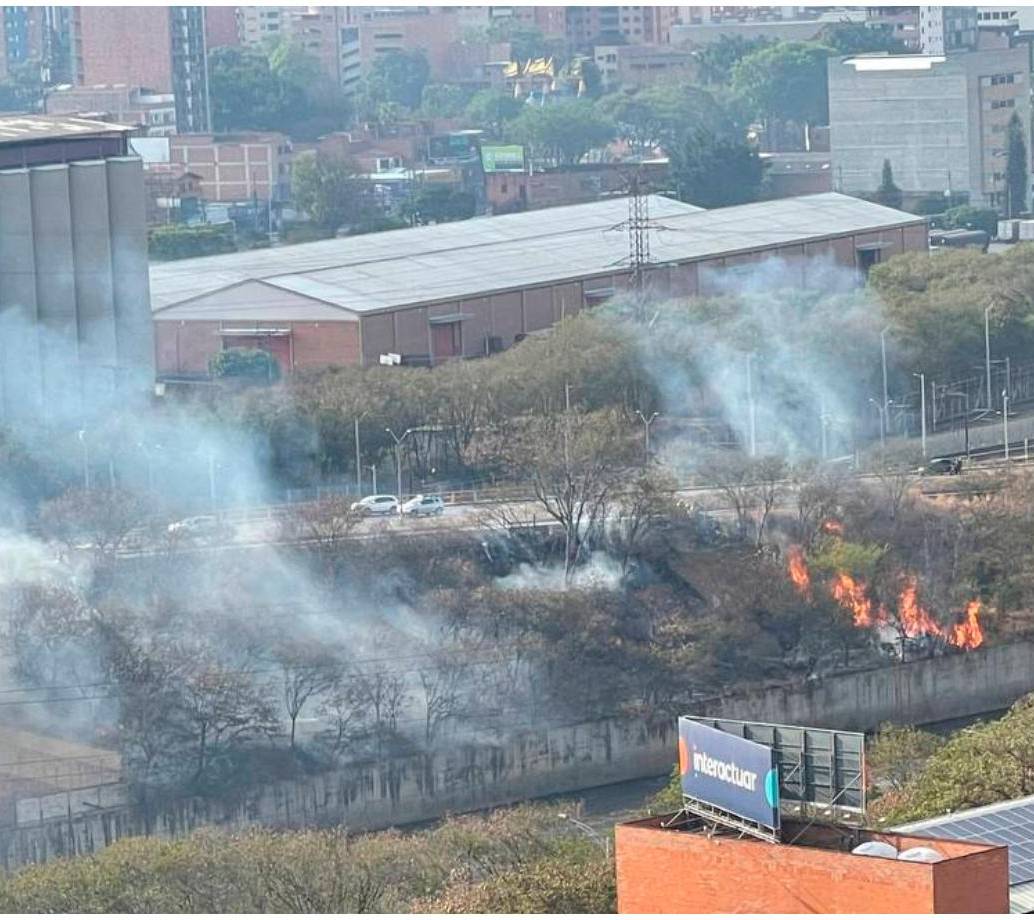 El incendio se desató este jueves en el municipio de Bello, en un lote cercano a los talleres del Metro de Medellín. FOTO: CORTESÍA DENUNCIAS ANTIOQUIA
