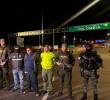 Alias “Saulo” fue entregado por la Policía de Ecuador a sus homólogos de Colombia, en el puente internacional de Rumichaca. FOTO: CORTESÍA DE POLICÍA.