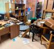Así de desordenado quedó el salón a donde penetraron los ladrones en la escuela El Romeral, de Guarne. FOTO: CORTESÍA