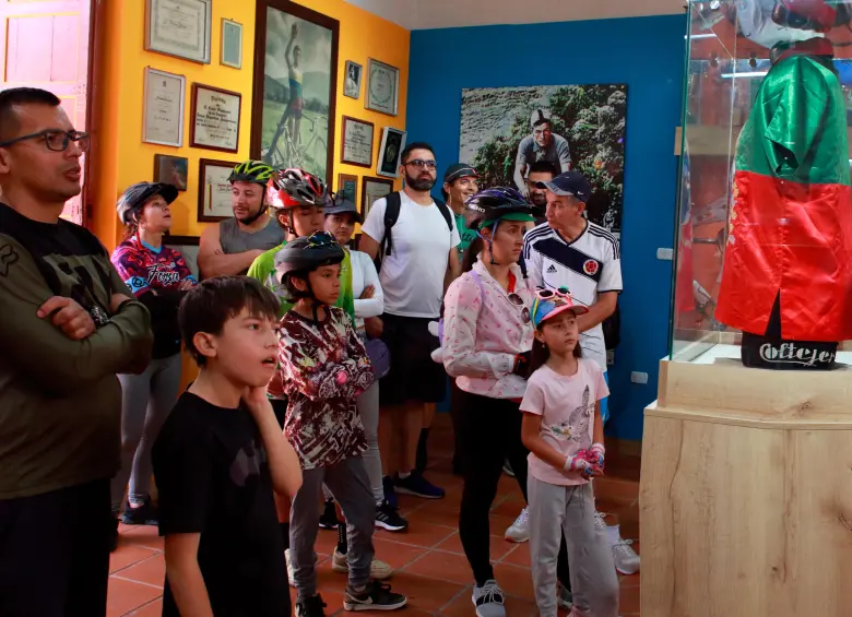 Parte del público que visitó el museo de Ramón Hoyos en Marinilla. Erasmo Muñoz, exciclista y triatleta, fue uno de los máximos impulsores de la creación de este espacio. FOTO cortesía Gabriel Buitrago