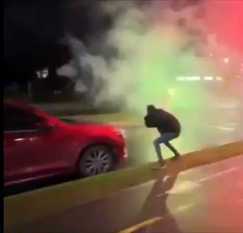 Así quedó registrado en un video viral de redes sociales, en el que varios jóvenes, entre risas, se apuntan entre sí mientras las bengalas queman. FOTO Cortesía.