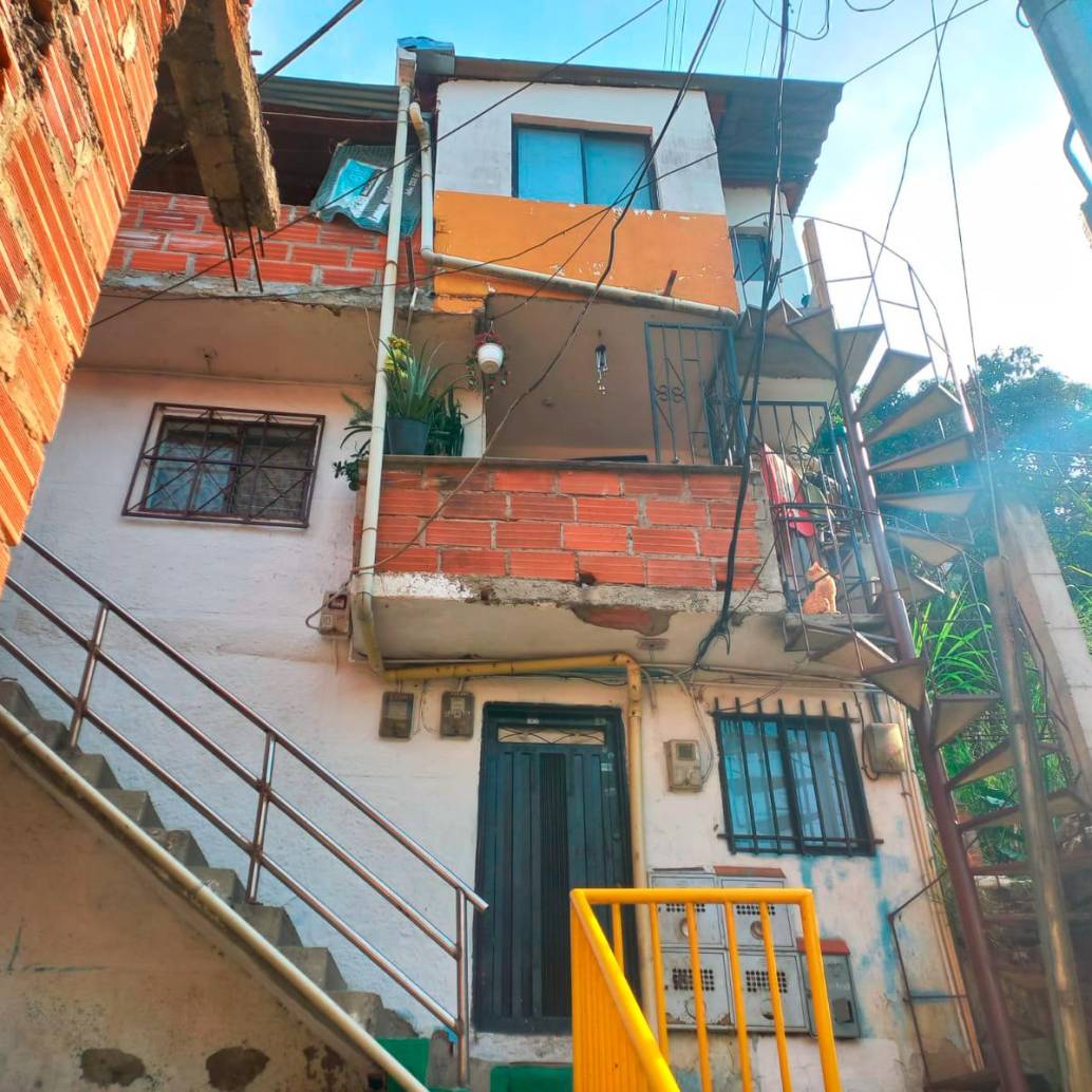 Dentro de esta vivienda, en el barrio Antonio Nariño, de Medellín, se produjo otro homicidio en medio de un caso de violencia intrafamiliar. FOTO: MAURICIO PALACIO