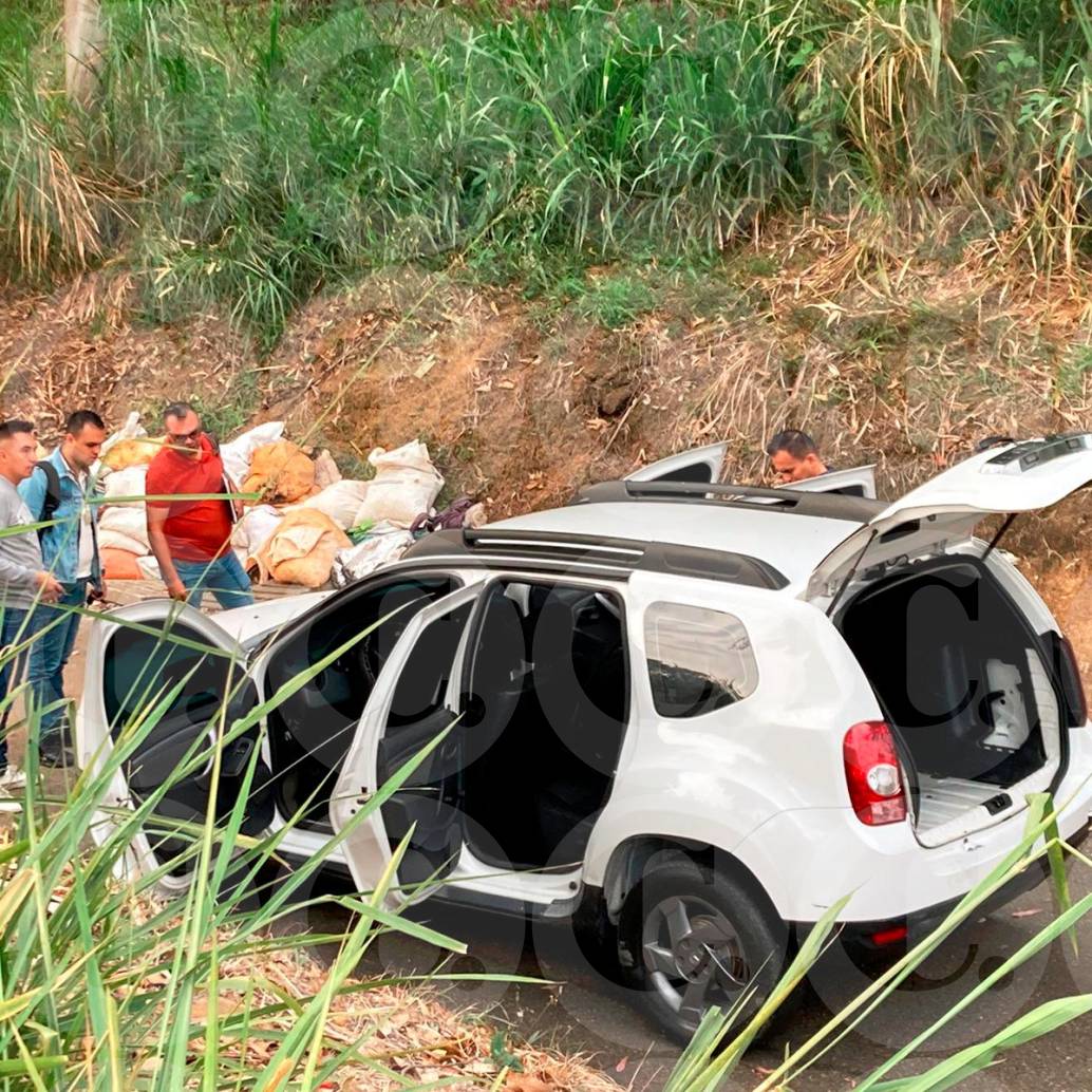 Dentro de este carro encontraron el cuerpo sin vida de un hombre, empacado en cobijas, en la autopista Medellín-Bogotá, en Bello. FOTO: CORTESÍA