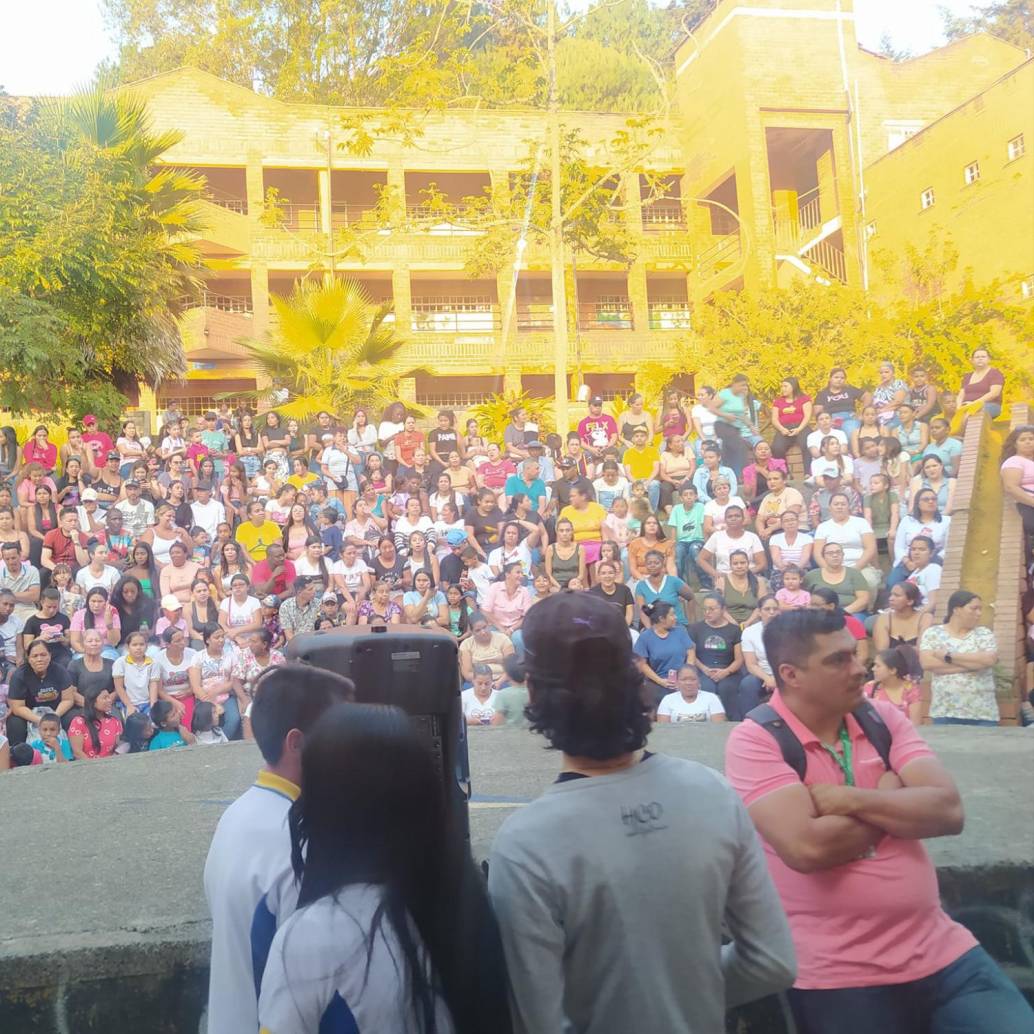 Plantón realizado en el colegio Sol de Oriente en rechazo de la actual situación. FOTO: imagen tomada de la cuenta de Facebook de Gtavo Echeverri.