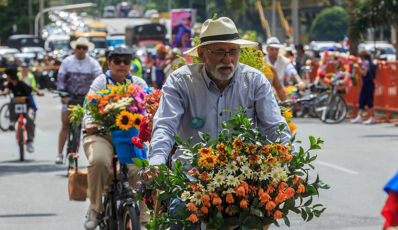 La atmósfera era de pura celebración: risas, música y el repicar de las campanas de las bicicletas llenaron el aire, contagiando a todos los presentes con el espíritu festivo de la Feria. Foto: Camilo Suárez Echeverry