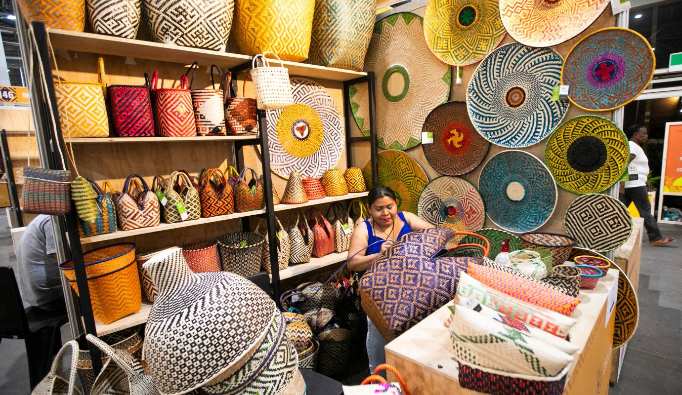 Desde el pasado viernes 11 y hasta el próximo 20 de julio, las instalaciones de Plaza Mayor acogen a 600 artesanos y artesanas provenientes de los 32 departamentos de Colombia, quienes se han dado cita para compartir sus creaciones, sus historias y sus tradiciones. Foto: Esneyder Gutiérrez