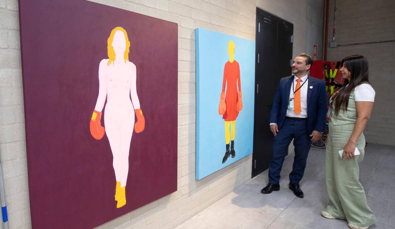 Pinturas de gran formato y coloridas hacen parte de la muestra. Foto: Esneyder Gutiérrez 