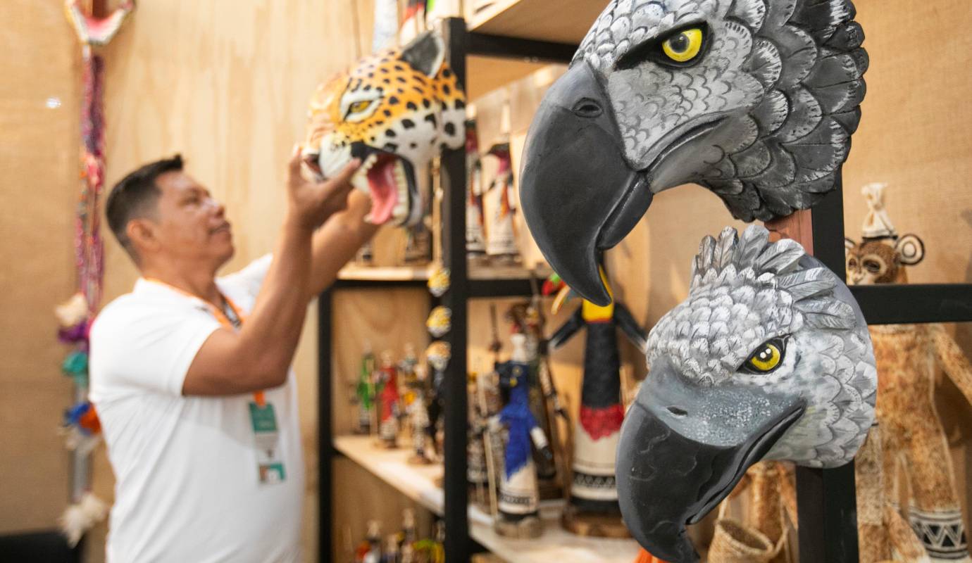 Cada pieza exhibida encierra el alma de sus creadores: hombres y mujeres que, con sus manos, tejen memorias de amor, lucha, identidad y esperanza. Foto: Esneyder Gutiérrez