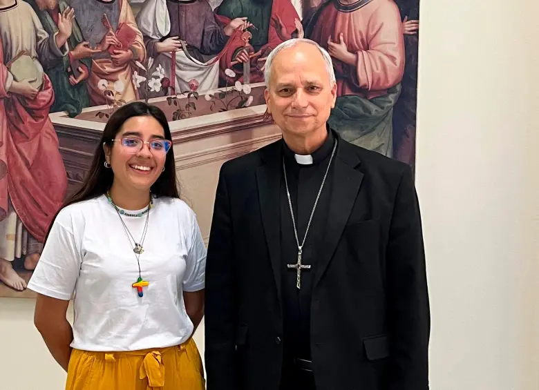 Ximena Alejandra Valdivia Muro, una joven peruana de 28 años, actual coordinadora de la pastoral juvenil de la diócesis de Chiclayo estuvo en Roma el año pasado y pudo conversar un rato con quien fuera su obispo en Chiclayo. Foto cortesía.