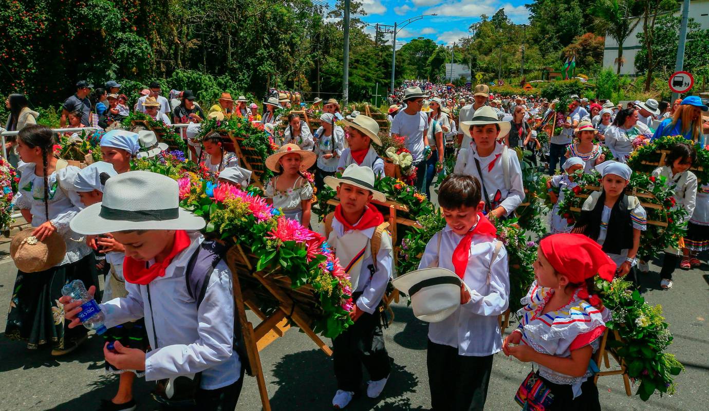 Con sus silletas a pequeña escala, meticulosamente adornadas con flores frescas y creatividad desbordante, los niños y niñas recorrieron las vías, encarnando el espíritu de una tradición de antaño que se ha transmitido de generación en generación en Santa Elena y sus alrededores. Foto: Camilo Suárez Echeverry