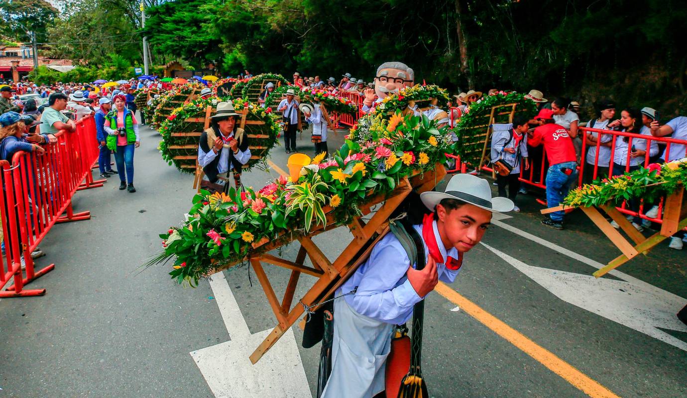 La 36ª edición del Desfile de Silleteritos en el barrio La Floresta se erigió como uno de los momentos más conmovedores y significativos de la Feria de las Flores. Foto: Camilo Suárez Echeverry