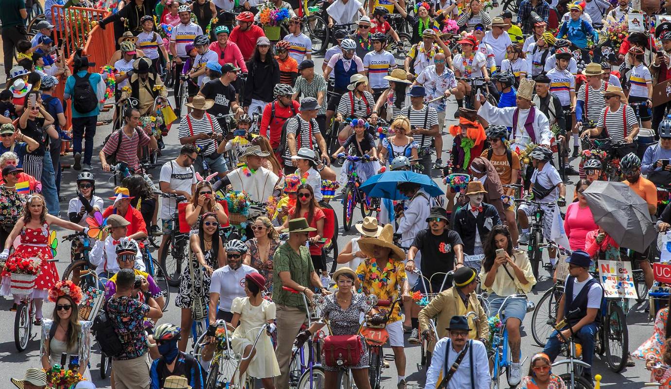 Familias enteras, amigos, niños y adultos participaron con entusiasmo, decorando sus bicicletas con flores, disfraces y temáticas que sorprendieron al público. Foto: Camilo Suárez Echeverry
