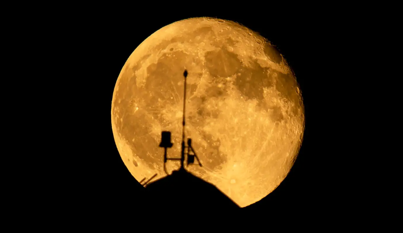 Torres de Erbil, Irak. Durante las noches de la Superluna, el resplandor lunar embellece paisajes urbanos y rurales, ofreciendo una oportunidad única para fotógrafos, amantes de la astronomía y curiosos que deseen contemplar este regalo de la naturaleza. Foto: GETTY