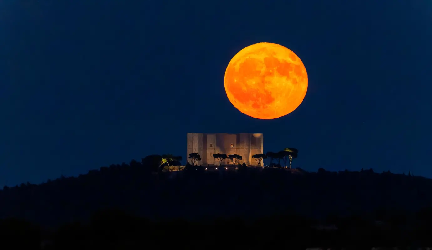 Castel del Monte en Andria, Italia. La tradicional luna llena de agosto, conocida ancestralmente como la Luna del Esturión, ha brillado con una intensidad excepcional, transformándose en una imponente Superluna de Esturión. Foto: GETTY