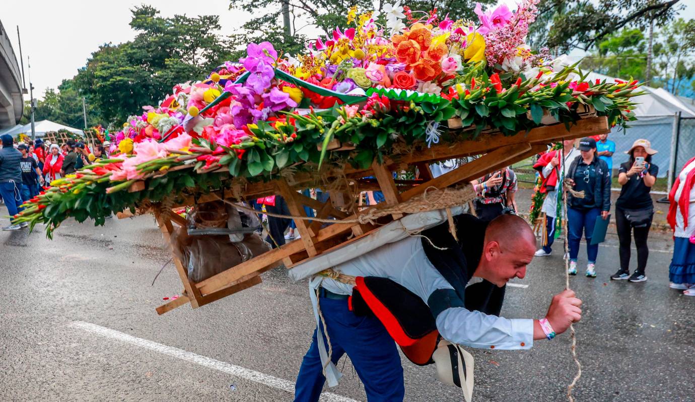 El desfile, que marca el cierre oficial de la Feria de las Flores 2025, congregó a miles de paisas y turistas que, con sonrisas y aplausos, celebraron la majestuosidad de las silletas y la dedicación de quienes las cargan. Foto: Manuel Saldarriaga Quintero