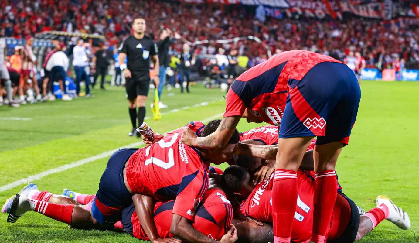 Un gol en el tiempo de reposición del juvenil Juan David Arizala, que se sumó al marcado por Léider Berrío en el primer tiempo, dieron el cupo anticipado al Poderoso para la final. Foto: Manuel Saldarriaga Quintero.