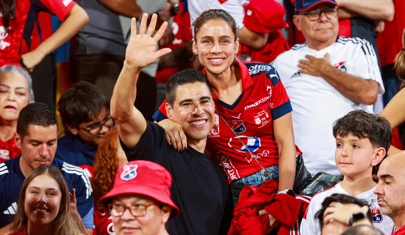 Mao Molina, idolo del poderoso y su esposa Laura casas, acompañaron al equipo rojo desde la tribuna Occidental. Foto: Manuel Saldarriaga Quintero.